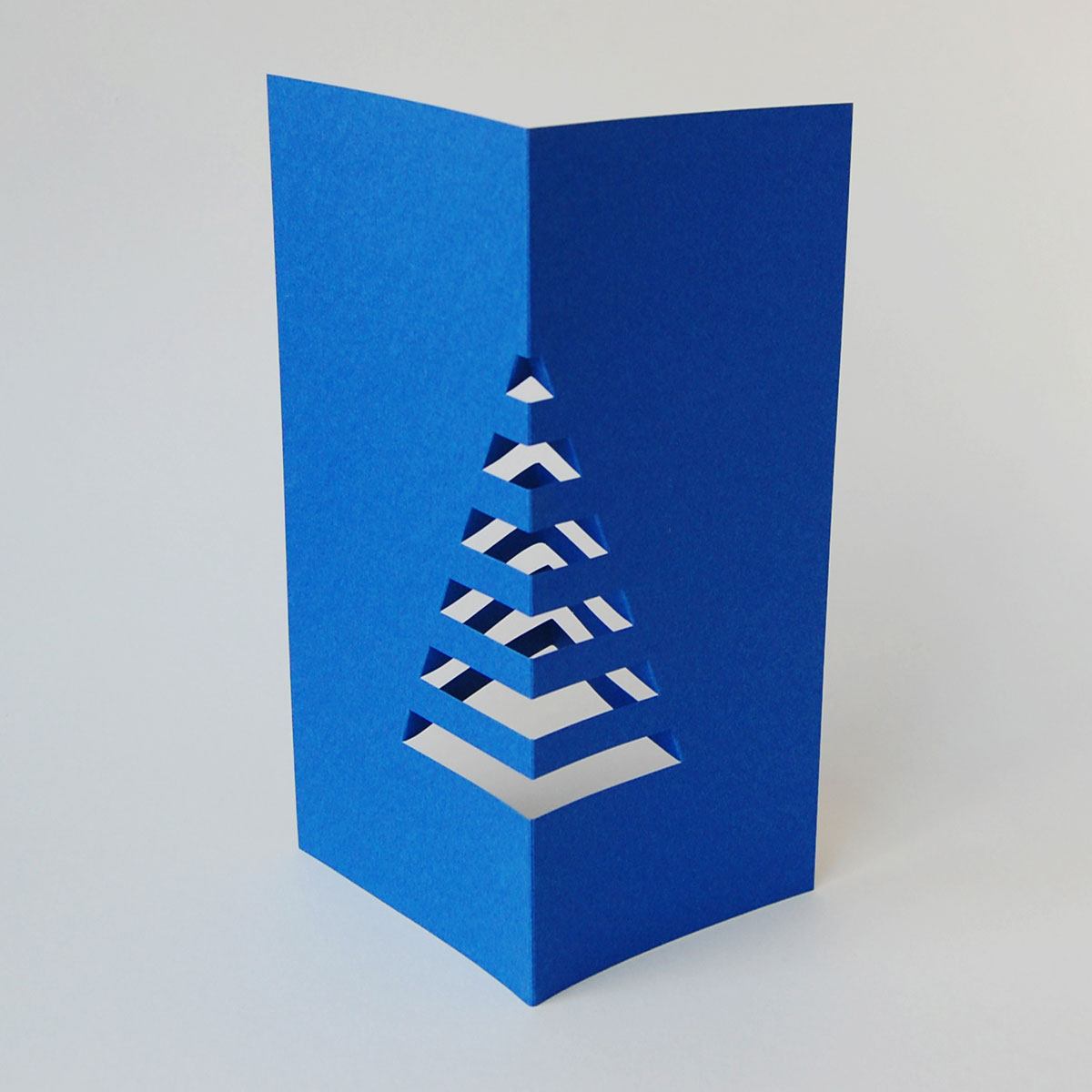 dunkelblaue Weihnachtskarten mit Weihnachtsbaum für den Schreibtisch
