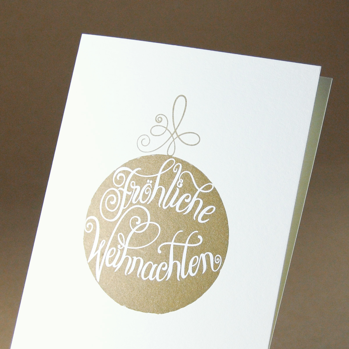 Fröhliche Weihnachten (Christbaumkugel mit Lettering), graue Recycling-Weihnachtskarten mit goldenem Druck