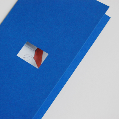 blaue Weihnachtskarten mit Stanzung und aufgeklebtem Motiv
