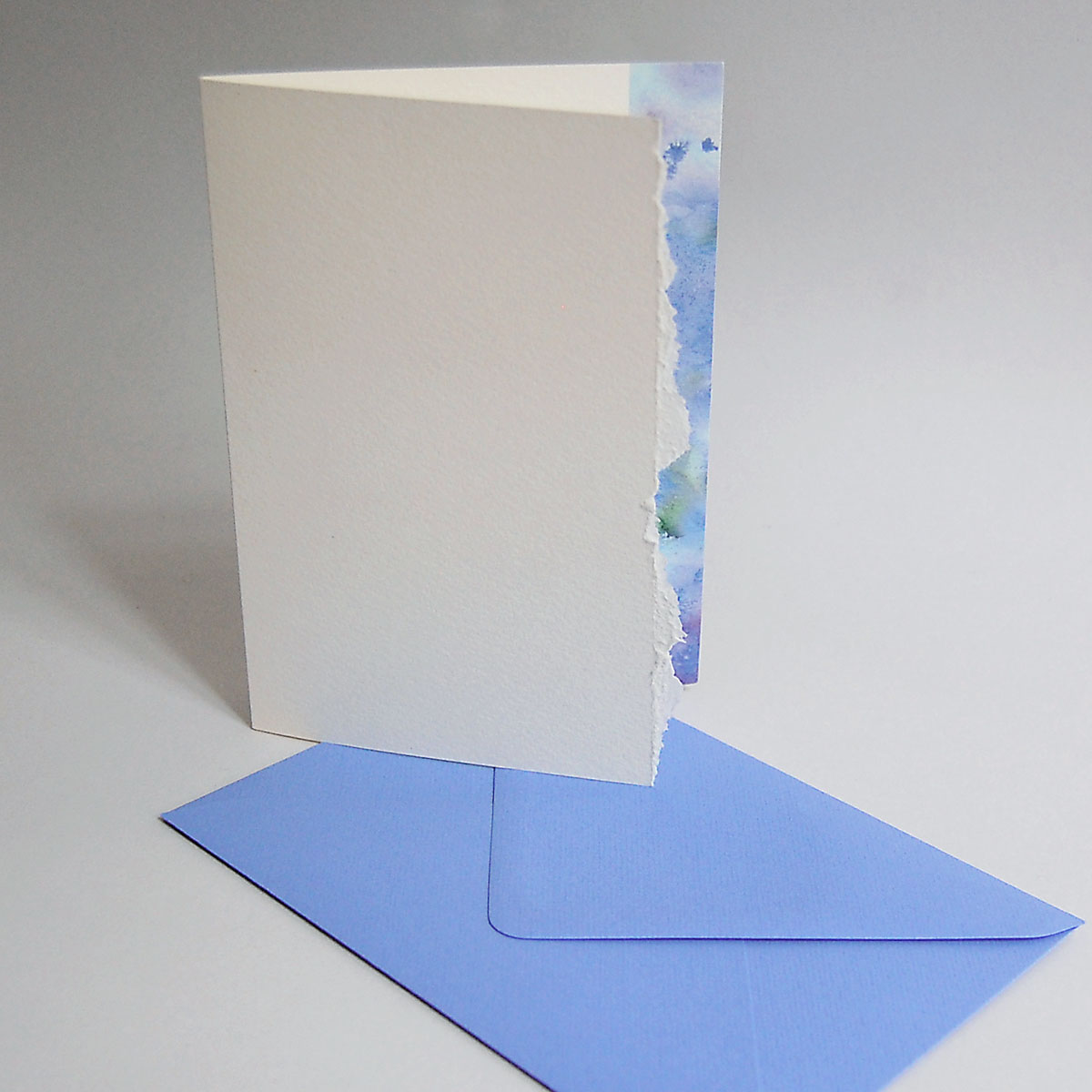 edle Weihnachtskarte mit Rißkante und blauen Kuverts