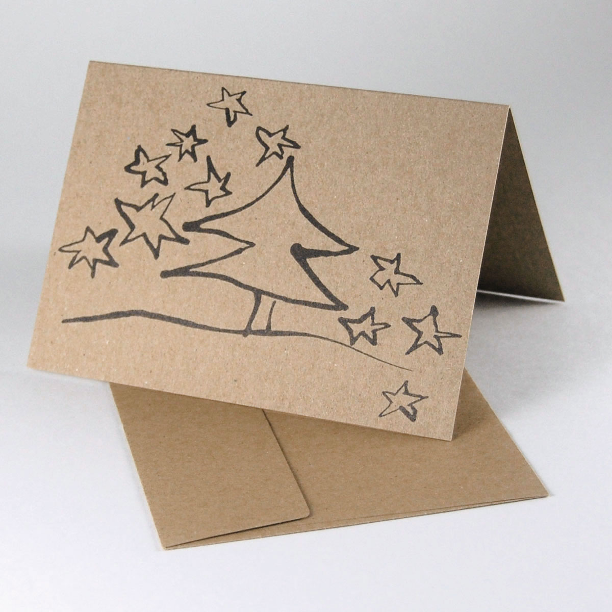 Baum mit Nachthimmel, braune Recycling-Weihnachtskarten mit braunen Umschlägen