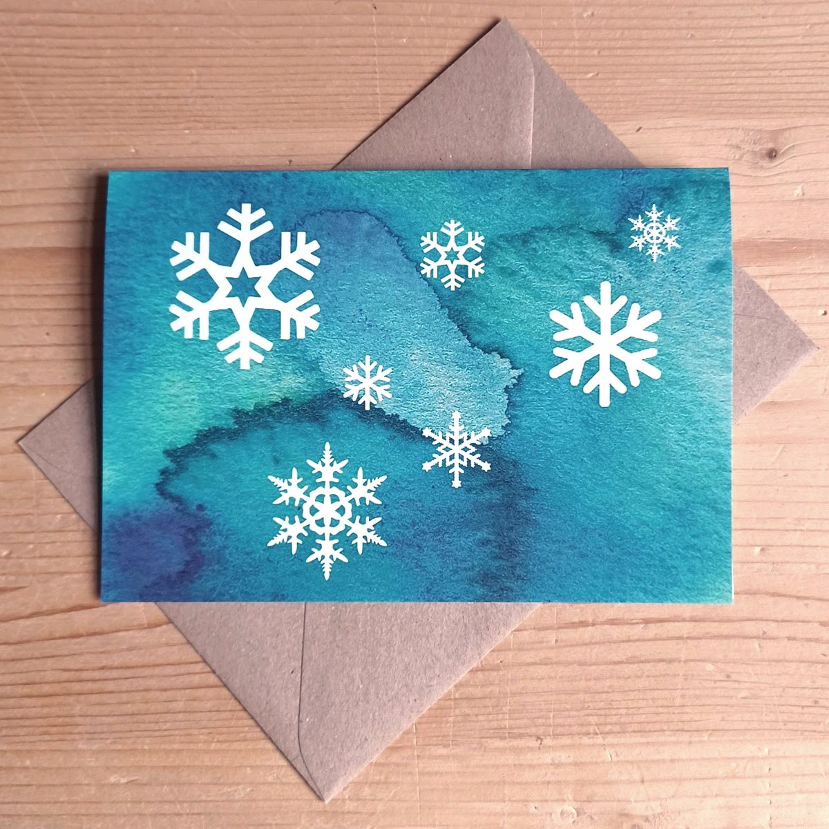 Schneeflocken, Seasons Greetings mit braunen Recyclingumschlägen