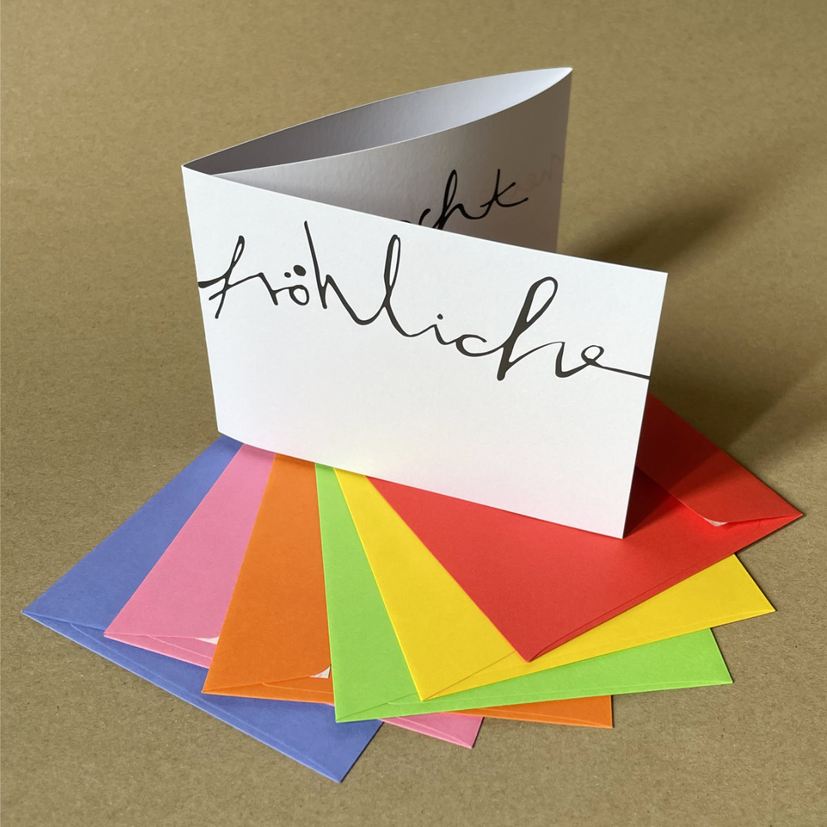 fröhliche weihnachten wünscht, Karte für Weihnachten und Neujahr mit schwungvollem Schriftzug