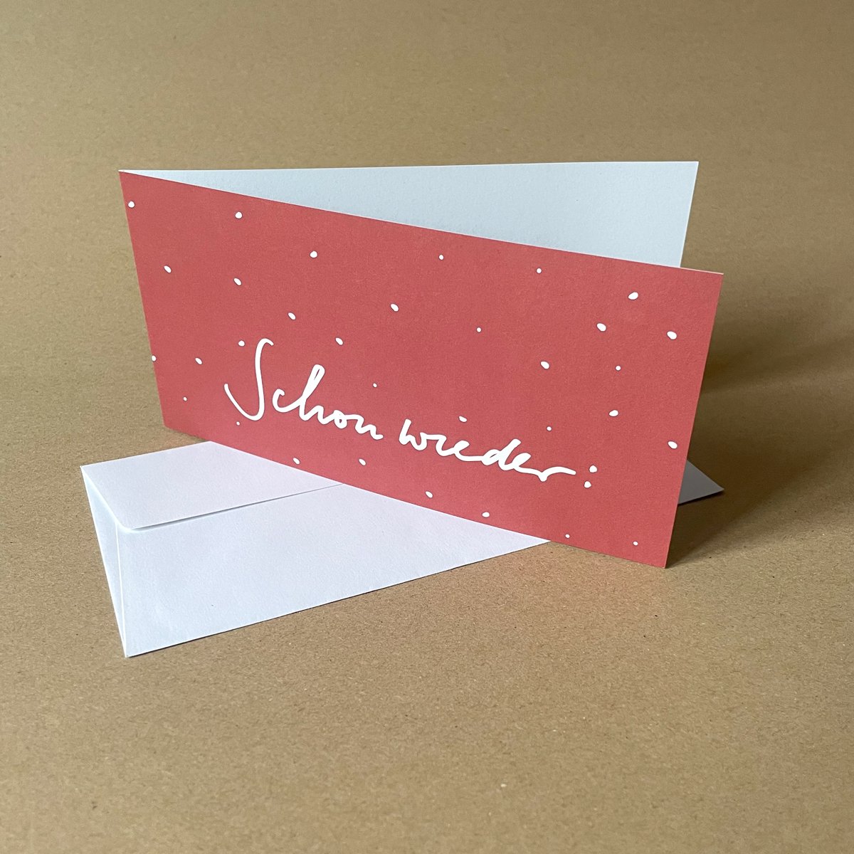 rote Weihnachtskarten auf Recyclingkarton mit passenden Kuverts