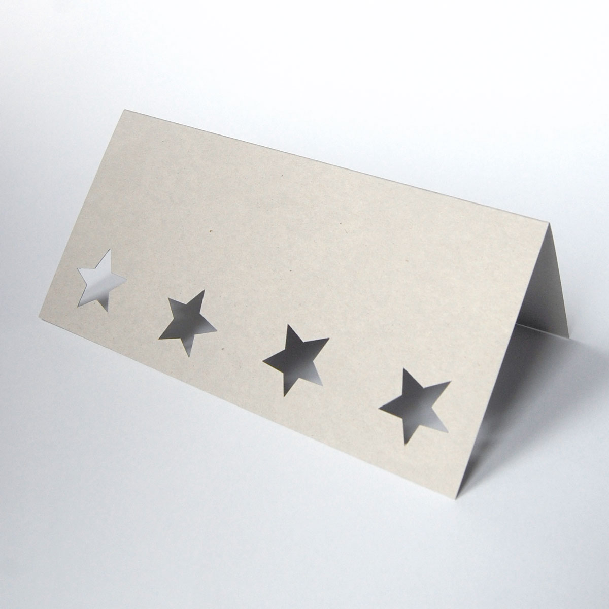 graue Recycling-Weihnachtskarten mit ausgestanzten Sternen