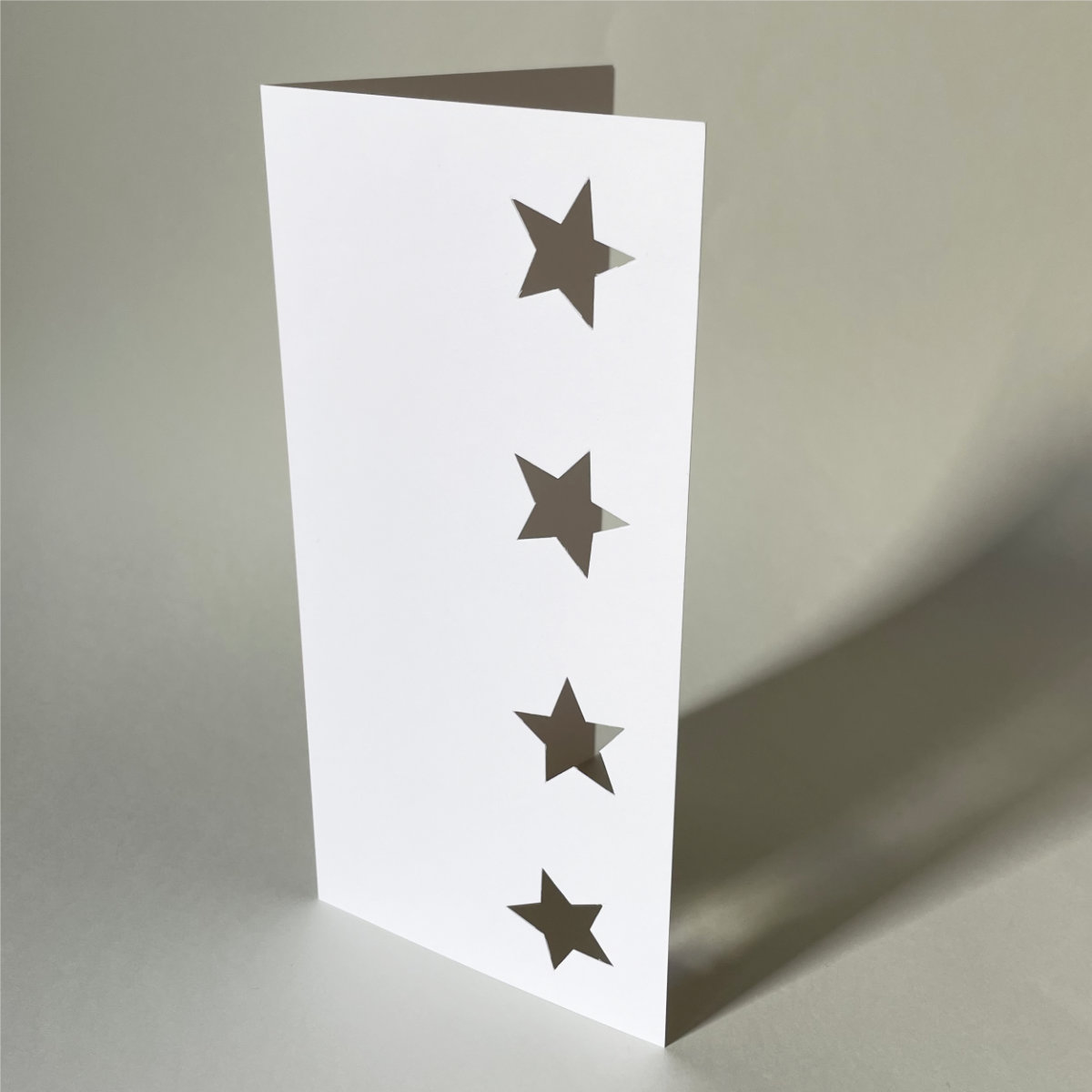 weiße, komplett unbedruckte Weihnachtskarten mit ausgestanzten Sternen