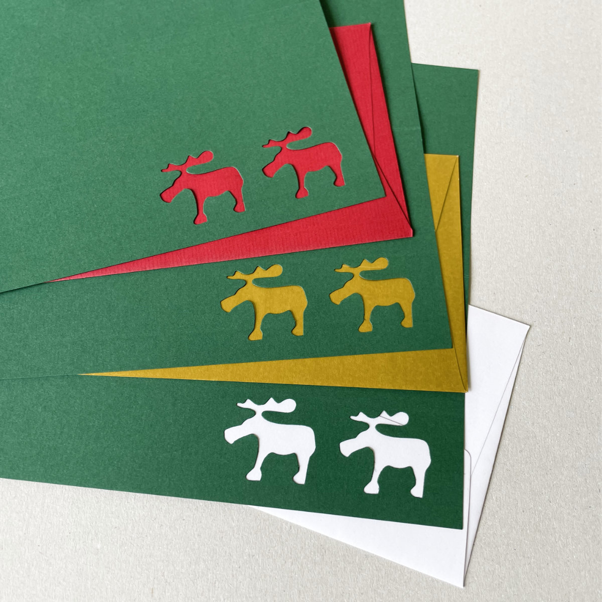 dunkelgrüne Weihnachtskarte mit passenden Kuverts