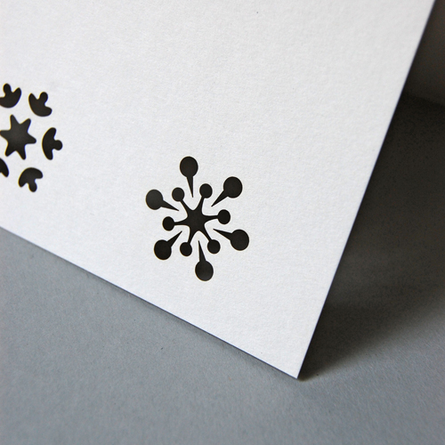 Detail der Weihnachtskarte mit gestanzter Flocke