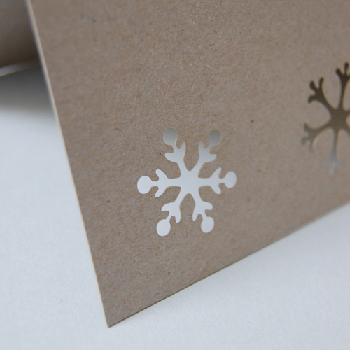 Detail der Weihnachtskarte mit gelaserter Schneeflocke