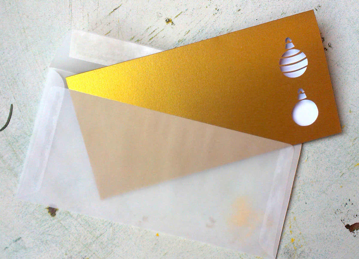 edle, goldene Weihnachtskarten mit Laserstanzung Christbaumkugeln