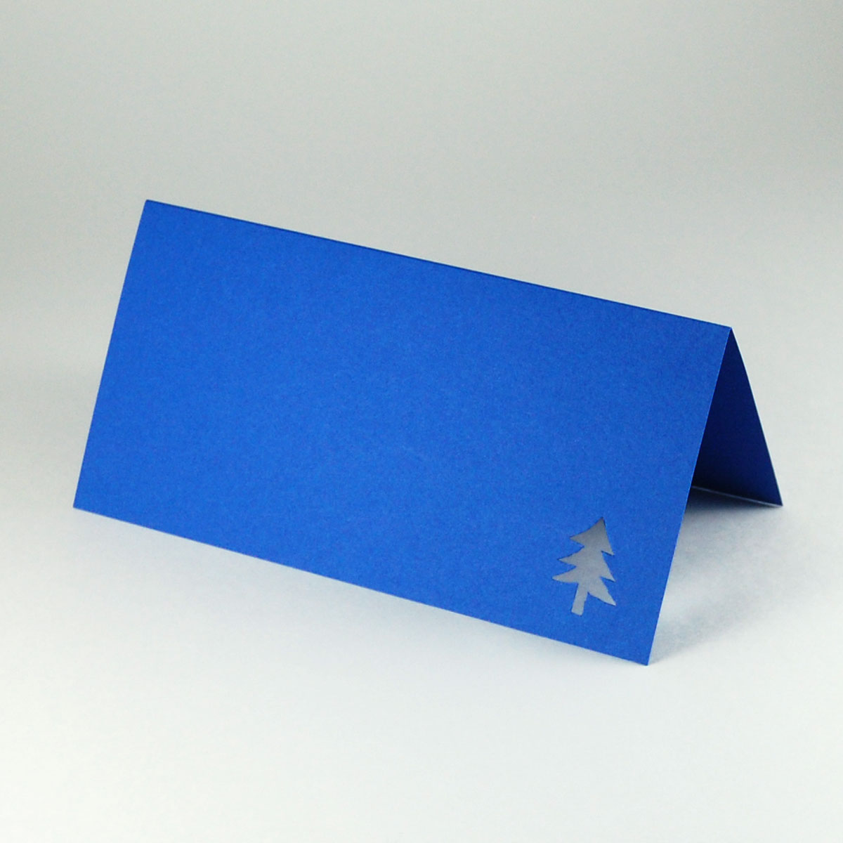 blaue Weihnachtskarten mit ausgestanztem Tannenbaum