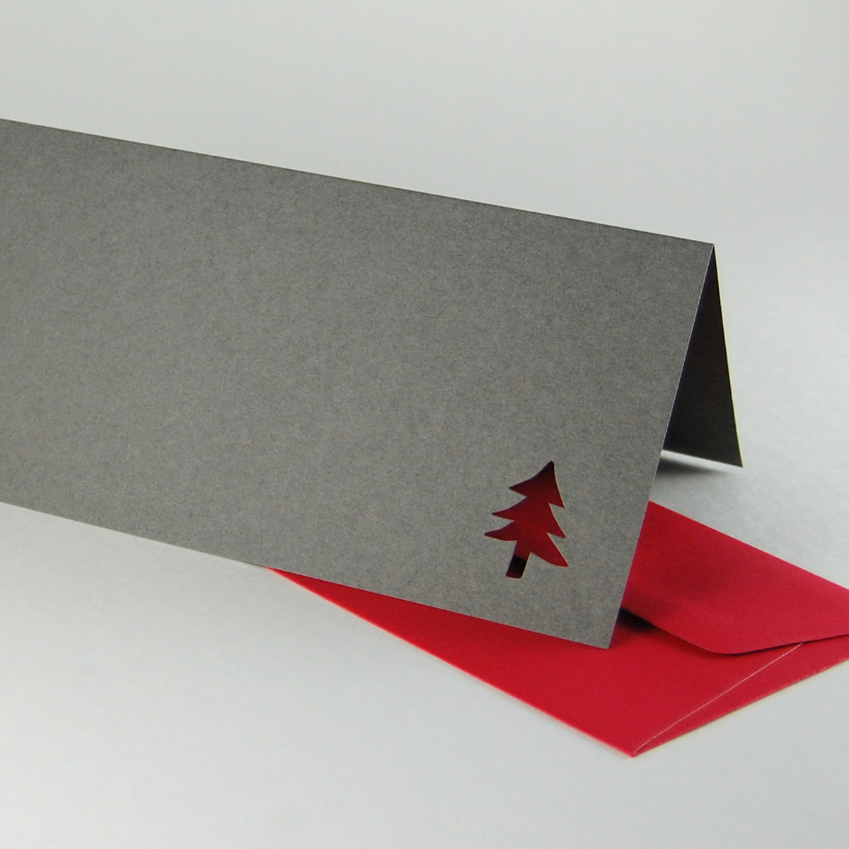 anthrazitfarbene Weihnachtskarten mit roten Umschlägen