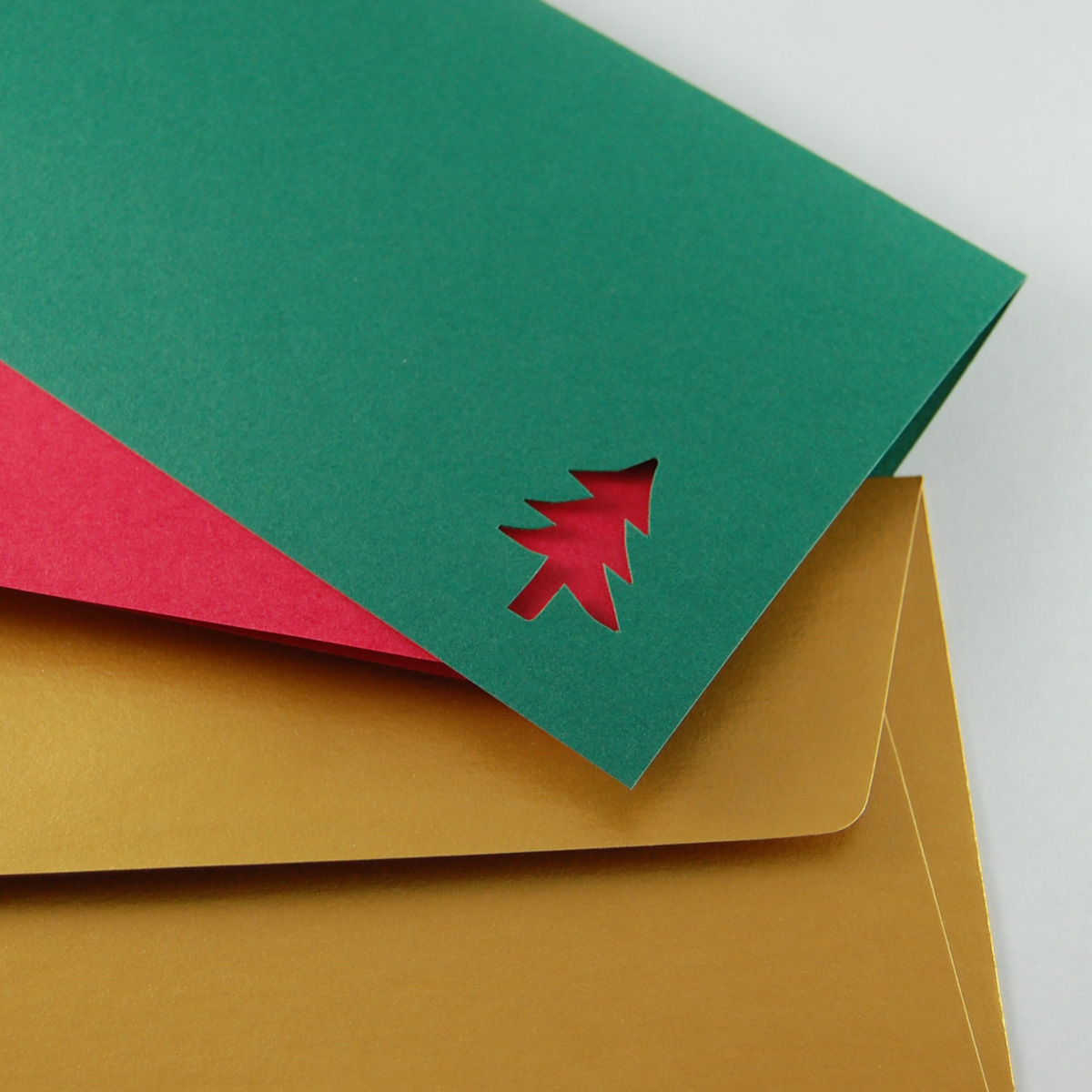 dunkelgrüne Weihnachtskarten mit roten Einlegeblättern und goldenen Umschlägen