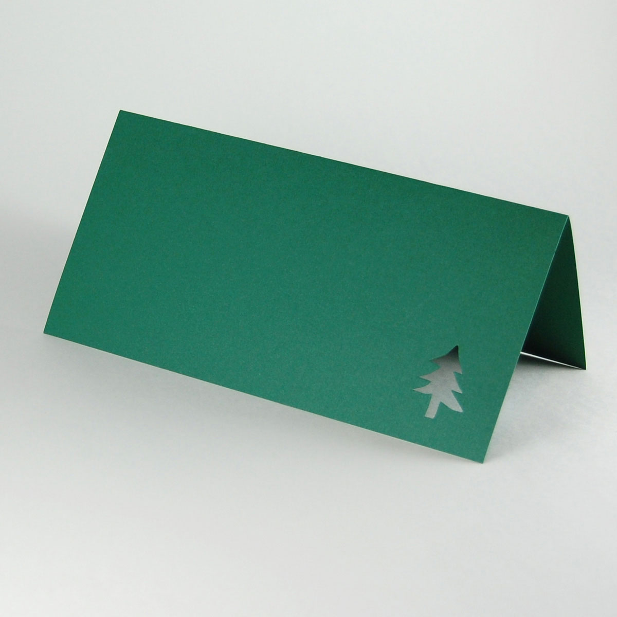 dunkelgrüne Weihnachtskarte mit ausgestanztem Tannenbaum