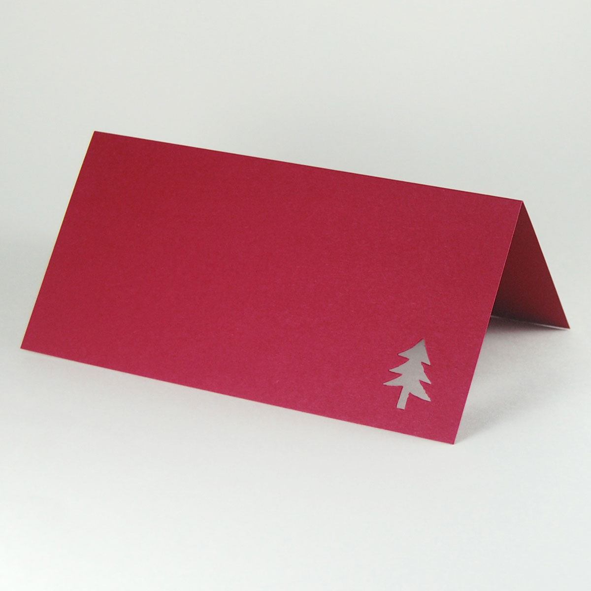 dunkelrote Recycling-Weihnachtskarten mit ausgestanztem Tannenbaum