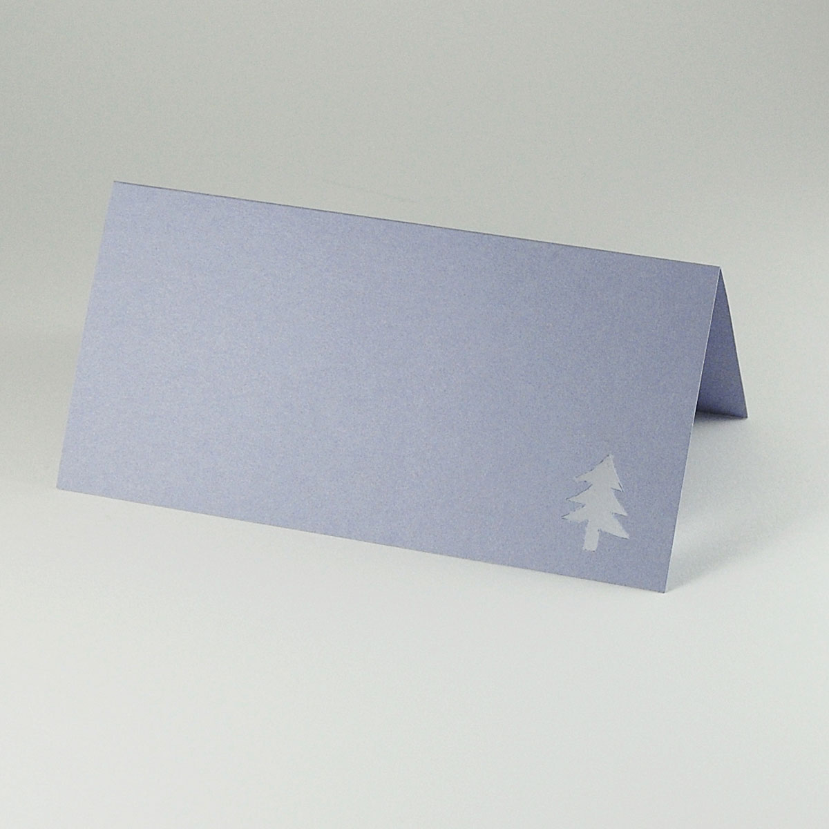 fliederblaue Weihnachtskarte mit ausgestanztem Tannenbaum