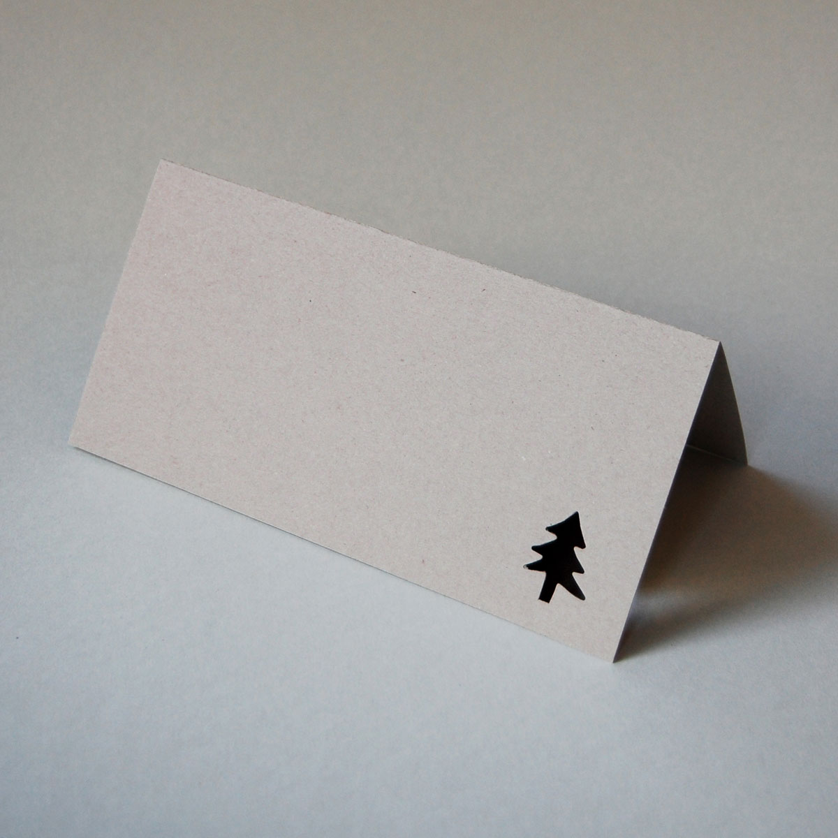 graue Weihnachtskarte mit ausgestanztem Tannenbaum, Graupappe 100% Recycling