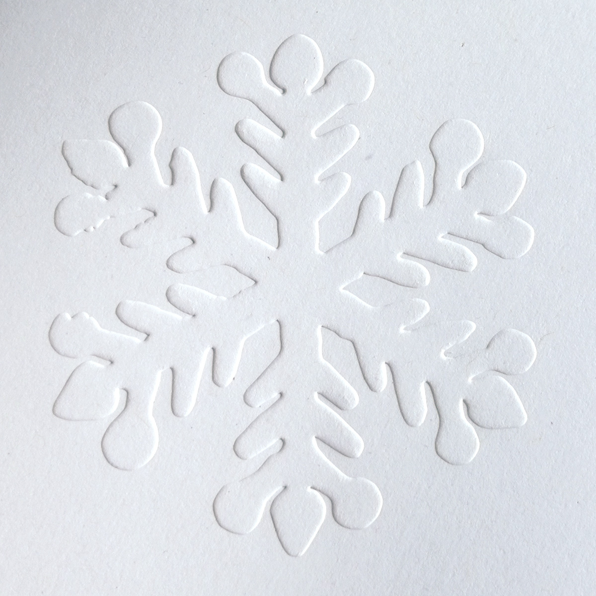 weiße Recycling-Weihnachtskarten: geprägte Schneeflocke
