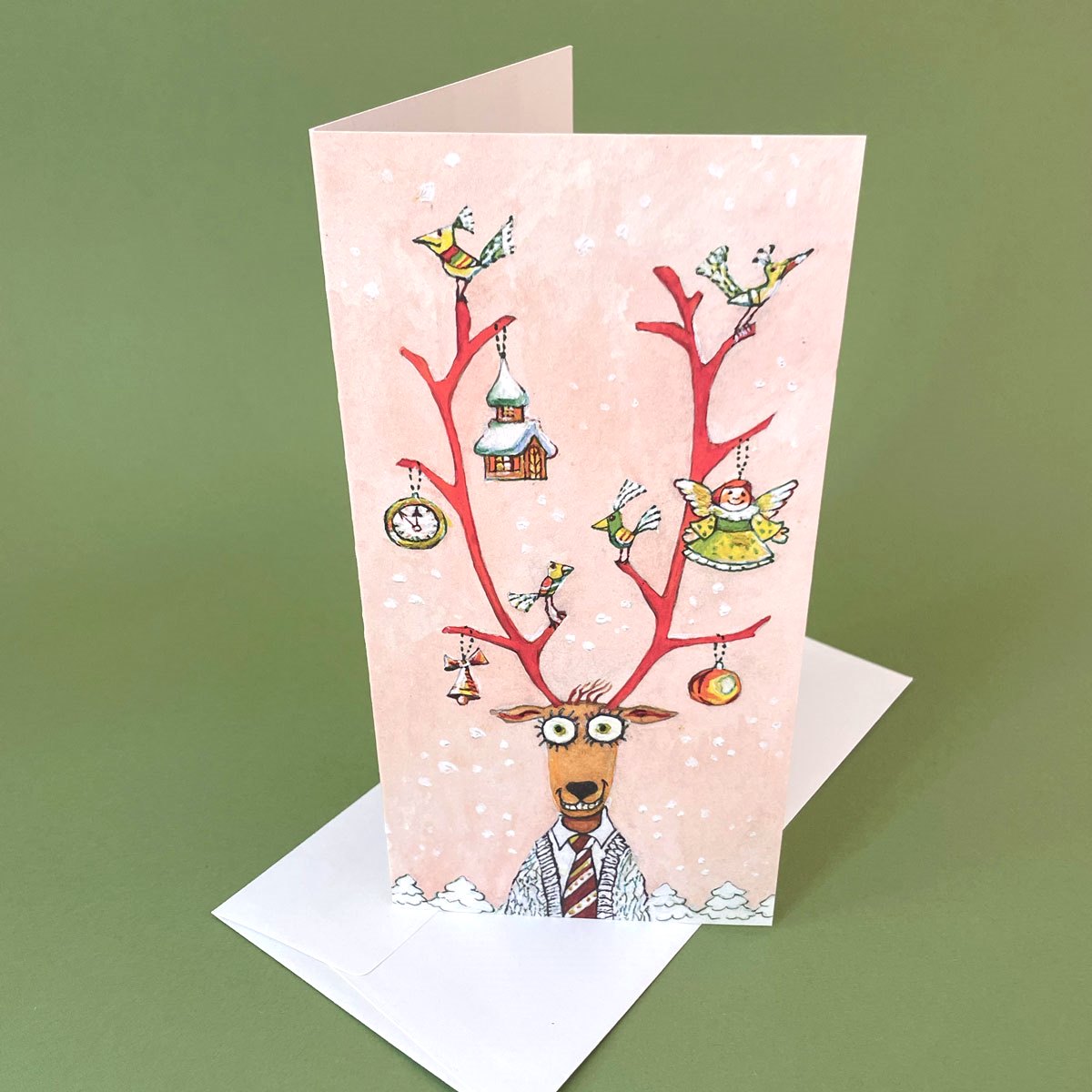 weihnachtlich geschmücktes Geweih, Recycling-Weihnachtskarten mit braunen Kuverts