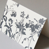 Traueranzeigen mit grauen Blumen, gedruckt auf cremeweißen Recyclingkarton