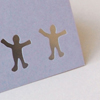 fliederfarbene Doppelkarten mit fünf ausgestanzten Figuren