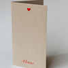 Menükarten für die Hochzeit mit einem roten Herz auf sandgrauer Pappe