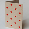 Öko-Hochzeitskarten mit vielen roten Herzen