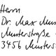 handschriftliches Adressieren von Briefumschlägen