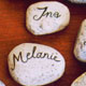 Tischdekoraktion: Namen auf Steinen geschrieben, Kalligraphie