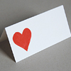 hochwertige Tischkarten für die Hochzeitsfeier mit einem roten Herz
