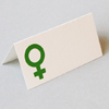 grüne Tischkarten für die Hochzeit mit dem Symbol für Frau