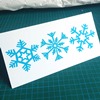 einfarbig gedruckte Weihnachtskarten mit Schneeflocken