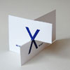 Design-Weihnachtskarten: merrY Xmas, blauer Druck auf weißem Karton