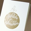 graue Recycling-Weihnachtskarten mit Handlettering in goldener Weihnachtsbaumkugel