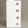 Weihnachtskarte aus weißem Karton mit gestanzten Sternen