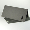 dunkelgraue Weihnachtskarten mit ausgestanztem Tannenbaum
