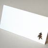 weiße Weihnachtskarten mit ausgestanztem Tannenbaum